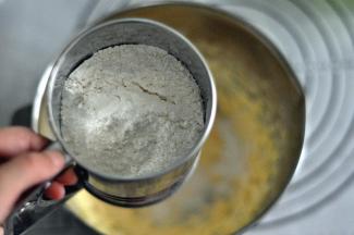 筛入低筋面粉和泡打粉，翻拌均匀，无干粉即可