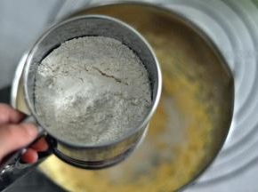 筛入低筋面粉和泡打粉，翻拌均匀，无干粉即可