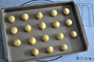 取出后15克一个小圆球称重,放入正的13寸烤盘，刚好可以放入38L左右烤箱的卡槽，大容量，一次烤得更多，注意球与球之间的距离，在烘烤的过程中，杏仁酥会变大。