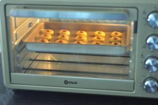 放入提前预热好的烤箱150度15-20分钟，表面金黄即可取出