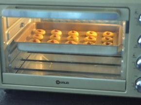 放入提前预热好的烤箱150度15-20分钟，表面金黄即可取出