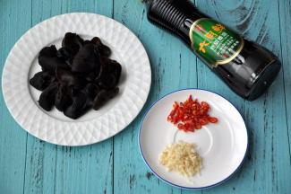 木耳提前用冷水泡发，再放在沸水中焯熟，捞出沥干水分备用。