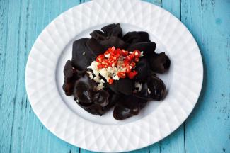 木耳表面撒上小米辣和蒜蓉。