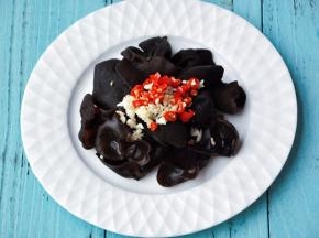 木耳表面撒上小米辣和蒜蓉。