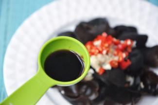 加入半勺生抽。