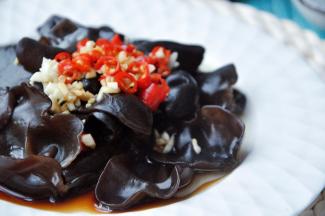 炒锅中倒入少量油，烧热后直接淋面。