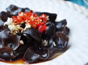 炒锅中倒入少量油，烧热后直接淋面。