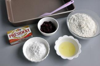 准备材料，蔓越莓切小碎粒。