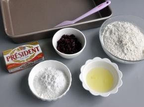 准备材料，蔓越莓切小碎粒。