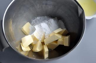 将黄油进行室温软化后，加入糖粉。