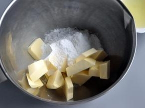 将黄油进行室温软化后，加入糖粉。