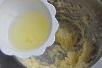 倒入一半的蛋清，让蛋清与黄油充分打发。