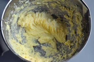 倒入剩下的蛋清，打发至蓬松发白。