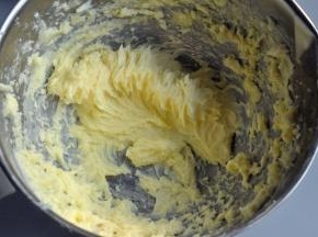 倒入剩下的蛋清，打发至蓬松发白。