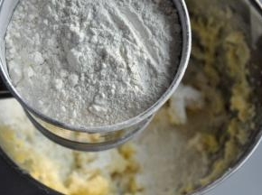 筛入低筋面粉。