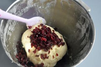 倒入蔓越莓颗粒，继续翻拌。