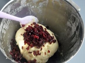 倒入蔓越莓颗粒，继续翻拌。