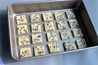 将冷冻好的饼干团，切成0.7cm左右的厚片，放入不粘烤盘中，如果是烤箱里随机的烤盘，一定记得放垫油纸。