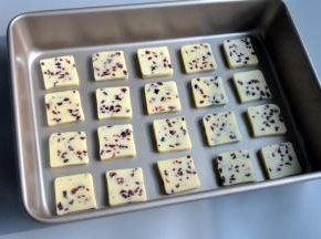 将冷冻好的饼干团，切成0.7cm左右的厚片，放入不粘烤盘中，如果是烤箱里随机的烤盘，一定记得放垫油纸。