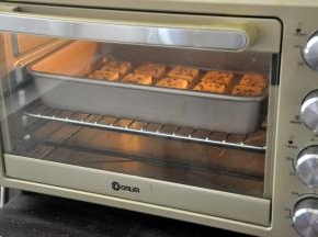 放入预热好的烤箱170度，18分钟表面金黄即可取出。