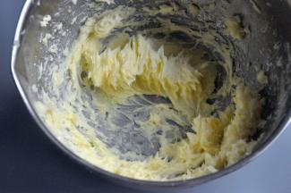 打发至黄油体积膨大，有清晰纹路。