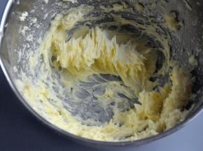 打发至黄油体积膨大，有清晰纹路。