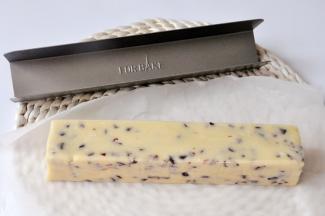 准备一张油纸，把饼干团放到油纸上，借助饼干模具进行整理，放入冰箱冷冻1小时以上。