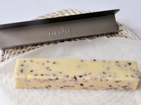 准备一张油纸，把饼干团放到油纸上，借助饼干模具进行整理，放入冰箱冷冻1小时以上。