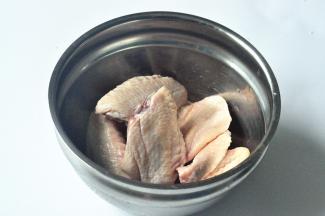 鸡翅洗去血水，用叉子或者牙签在鸡翅表面戳一些小孔，更容易入味。