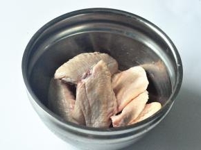 鸡翅洗去血水，用叉子或者牙签在鸡翅表面戳一些小孔，更容易入味。