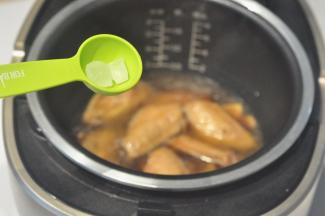 10分钟后，翻一次面，放入冰糖。