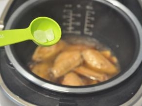 10分钟后，翻一次面，放入冰糖。