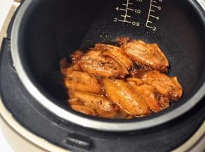 收干水份即可起锅。