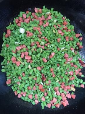 倒入切好的豇豆丁翻炒均匀！

