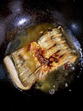 加入适量的水煮开！（谁不要加的太多，刚好淹没住鱼即可。）

