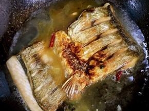 加入适量的水煮开！（谁不要加的太多，刚好淹没住鱼即可。）

