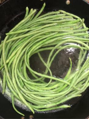 水烧开加入一勺盐和几滴油，把洗干净的豇豆放进去，焯水2分钟左右！

