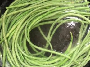 水烧开加入一勺盐和几滴油，把洗干净的豇豆放进去，焯水2分钟左右！

