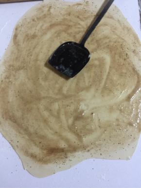 用铲子把猪油均匀的涂抹在面片上。

