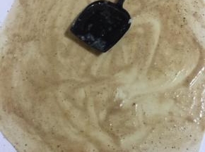 用铲子把猪油均匀的涂抹在面片上。

