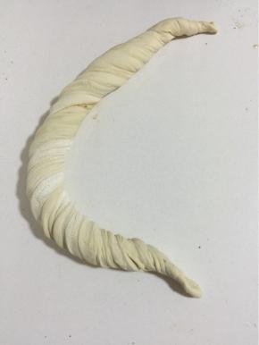 把卷好的面团两边捏紧，把面团旋转拧成麻花一样！

