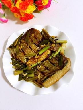 做好的红烧鱼咸鲜微酸，真的很好吃哦！

