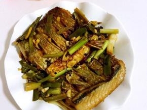 做好的红烧鱼咸鲜微酸，真的很好吃哦！

