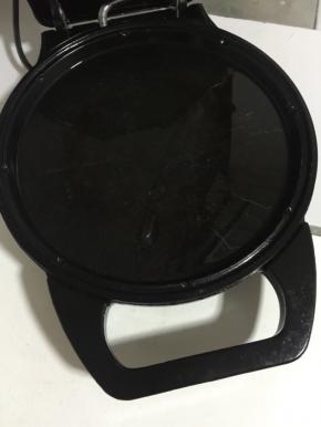 电饼铛预热后，倒入少许油。

