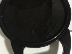 电饼铛预热后，倒入少许油。

