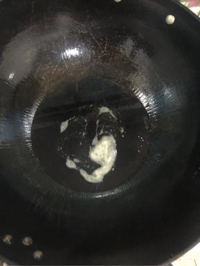 锅烧热倒入适量的油，烧至六七成热！

