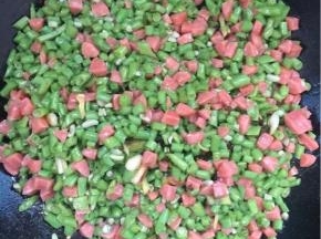 起锅前加入适量的鸡精调味即可！（不喜欢鸡精的也可以不加！）

