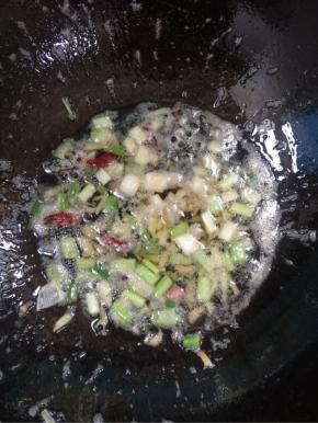 锅烧热倒入适量的油，放入新鲜的花椒，生姜 ，蒜瓣，干辣椒，葱段炒出香味儿！
