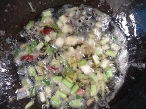 锅烧热倒入适量的油，放入新鲜的花椒，生姜 ，蒜瓣，干辣椒，葱段炒出香味儿！
