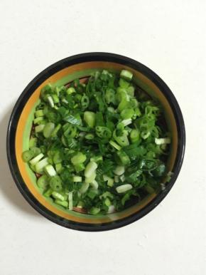 葱洗净切成葱花备用。

